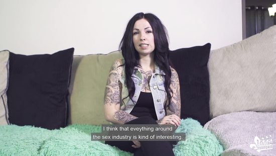 Бурно кончил в горячую вагину тридцатилетней неформалки на кастинге