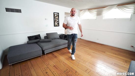 Миниатюрная девка отдалась на растерзание здоровенному мужлану