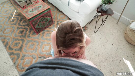 Худенькая нимфоманка изменяет парню пока он в очках виртуальной реальности