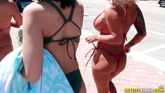 Организовал вечеринку у бассейна и трахает давалок в душевой