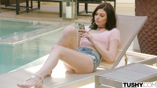 Наглый мажор отпердолил во все дырки одну из сексапильных содержанок