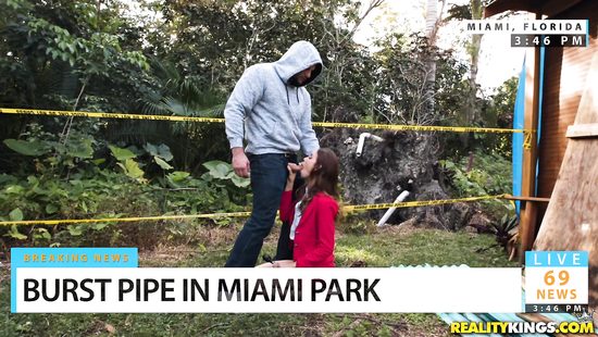 Наглый мужичок отпердолил худенькую репортершу в фургоне перед оператором