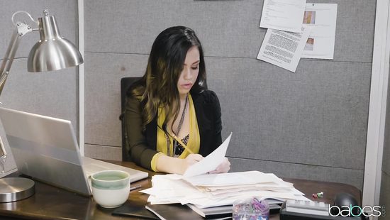 Офисная сотрудница получила длинный черный член босса за хороший отчет