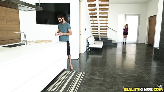 Послушная студентка удовлетворила своим телом любителя подглядывать