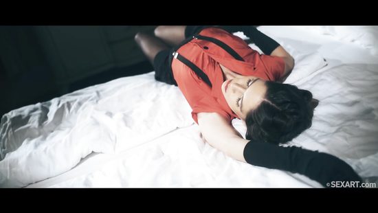 Красивый секс молодой модели и её фотографа в стиле ретро