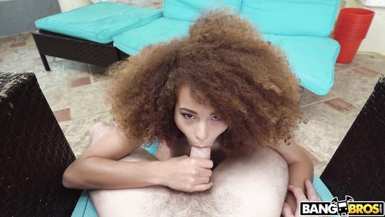 Наглая мулатка заставила парня заняться с ней сексом возле бассейна