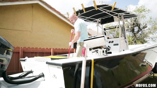 Миниатюрная девица удивила всех своей разработанной вагиной