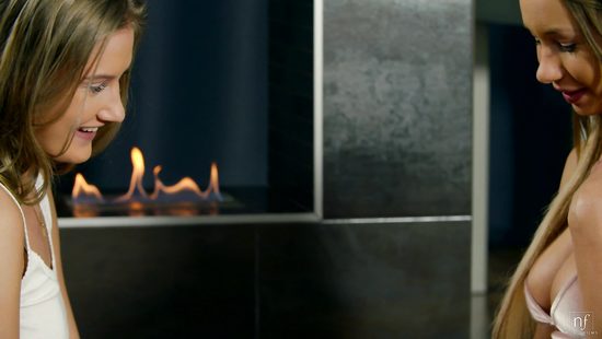 Сексуальные утехи влюбленных лесбиянок возле камина