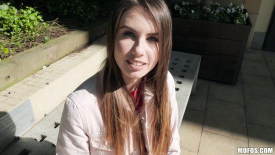 Хитрый парень умудрился развести красивую украинку на минет за небольшую сумму