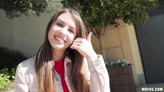 Хитрый парень умудрился развести красивую украинку на минет за небольшую сумму