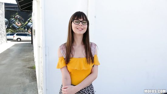 Парень развел красивую девушку на дикий секс в гараже