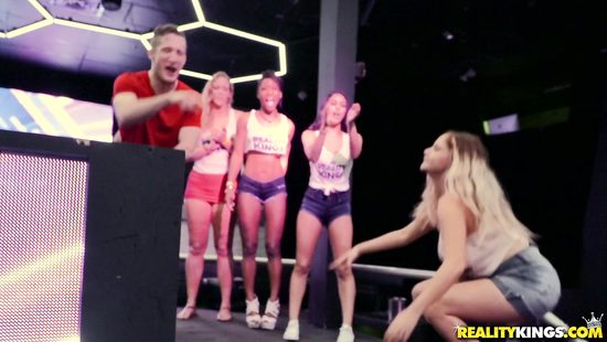 Накаченный парень заплатил сексуальным стриптизершам за глубокий минет