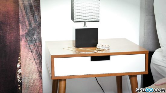 Небритый гость порадовал подружку куни и смачно отодрал на диване