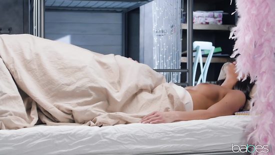 Нескромная студентка поймала подглядывающего пацана и дала полизать письку