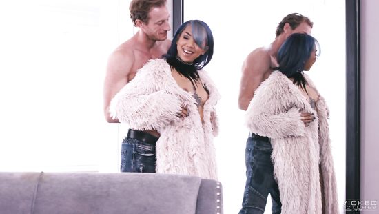 Взрослый мужик пихает свой хрен в волосатую пилотку азиатки