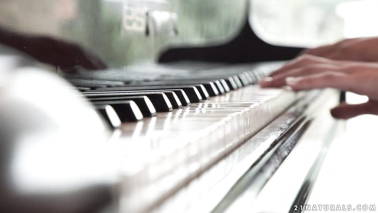 Благодарный слушатель без лишних слов вдул пианистке в анус