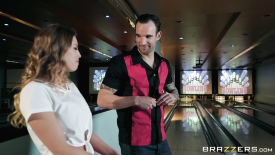 Администратор боулинга поздравил сексом с победой припозднившуюся клиентку