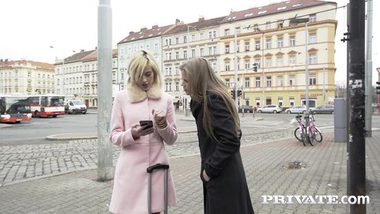 Чернокожий водила привез домой и трахнул двух приезжих белых девчонок
