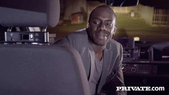 Темнокожий таксист позволил влюбленной парочке заняться сексом в его машине