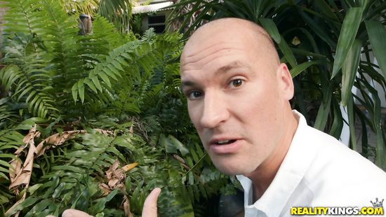 Почтальон напросился в гости к обалденной брюнетке и трахнул её на кухне