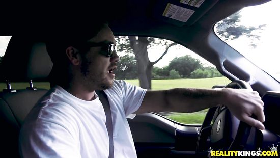 Мажор помог взрослой женщине починить машину и чпокнул благодарную даму