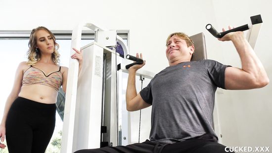 Тренер натянул любительницу куколда при её муже