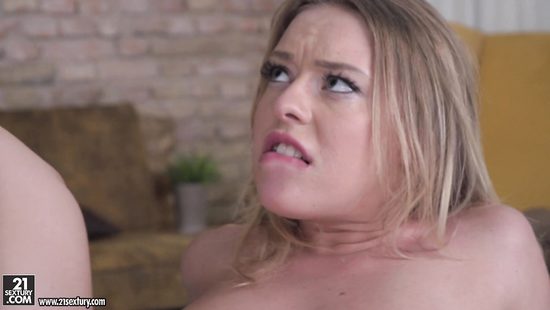 Аппетитная блондинка тащится от двойного проникновения