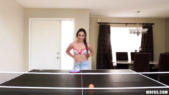 Крошка с косой проиграла в пинг-понг и сразу рассчиталась сексом
