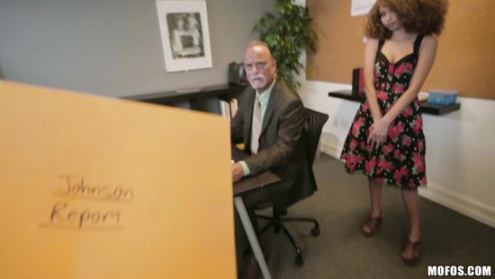 Кудрявая студентка мулатка в колледже трахнулась с учителем