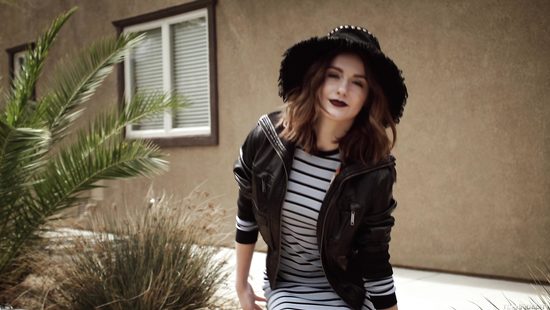 Темпераментный мужик толстым членом трахнул молодуху и кончил ей в вагину