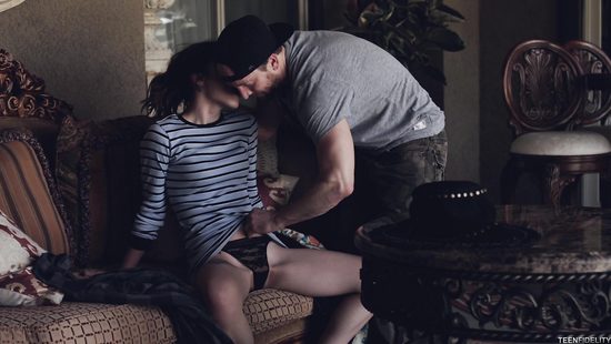 Темпераментный мужик толстым членом трахнул молодуху и кончил ей в вагину