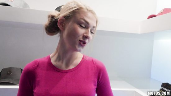 Покупатель развёл на секс за деньги красивую продавщицу в магазине