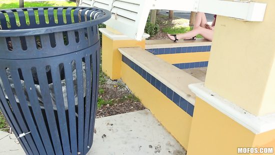 Раскрутил куколку на секс за деньги и поимел ее возле заброшенного склада