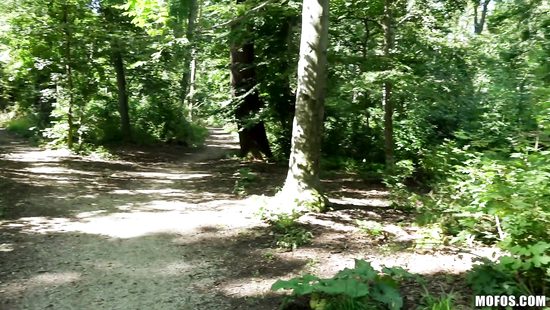 Снял миниатюрную блондинку в густом лесу и поимел за деньги под деревом