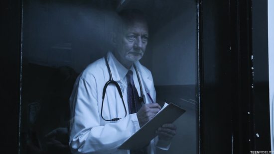 Седой доктор снимает на камеру как медбрат шпилит больную Елену Кошку