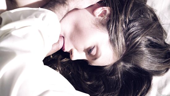 Седой доктор снимает на камеру как медбрат шпилит больную Елену Кошку