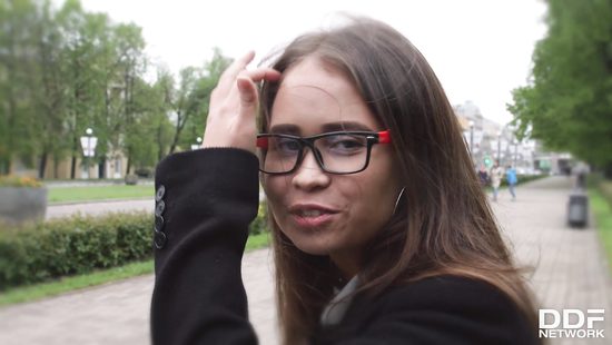 Подсел к студентке на лавочку, а через час уже оттрахал девчонку в анус