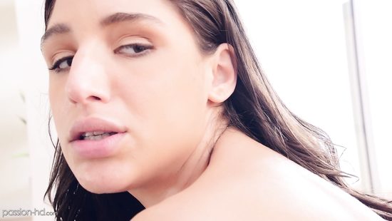 Сладкая малышка смазала член и задницу маслом, но в попку не дала