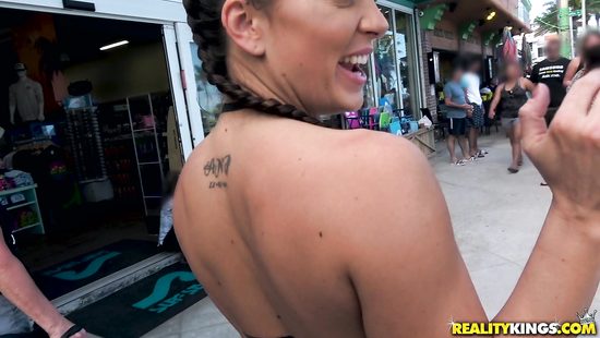 Боди-арт модель повелась на усы мужика и отдалась ему прямо на улице