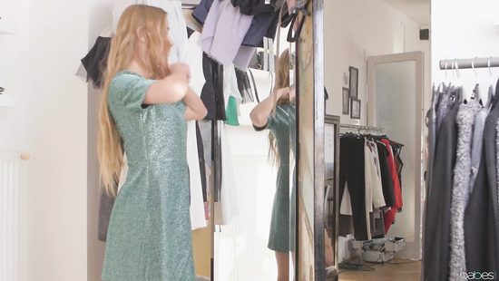 Продавщица магазина соблазнила покупательницу и её друга на групповой секс