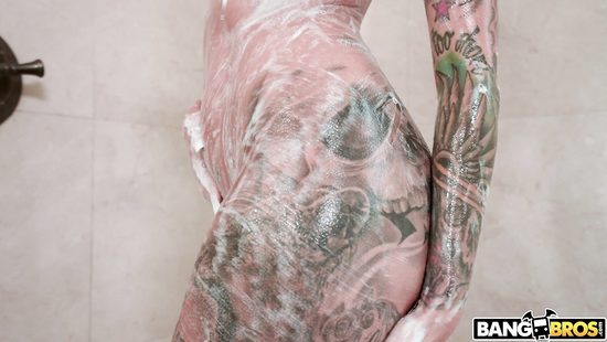 Пора перестать подглядывать за мачехой в душе