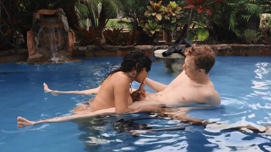 Сладенькая находка в бассейне