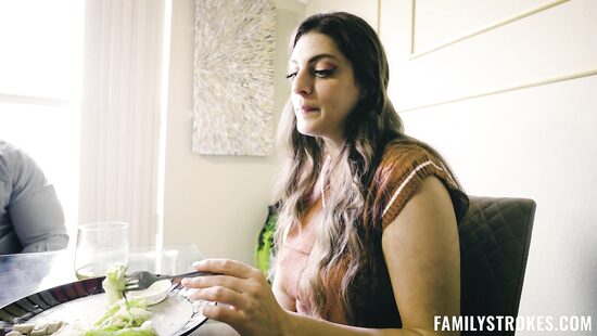 Отчим-качок - отличная секс-цель для падчерицы