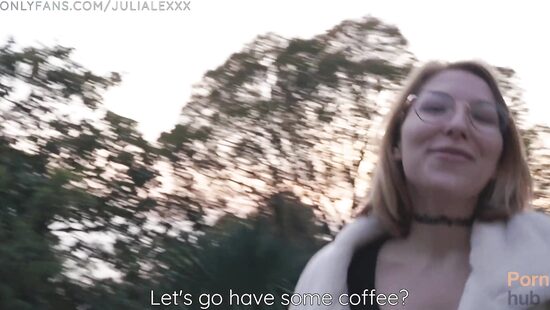 Стеснительных в этой однушке не любят