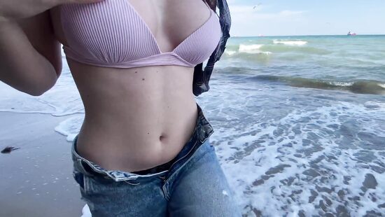 Крымские пляжи наши, как сперма на сиськах Наташи