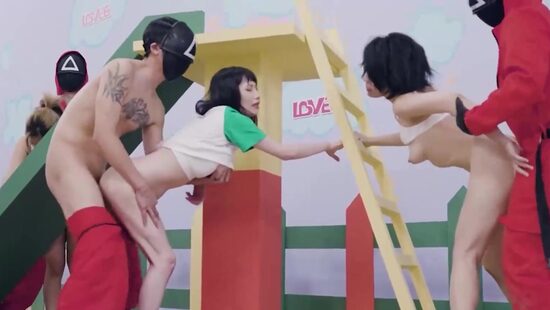 Игра в кальмара: испытание с печеньками - порно пародия