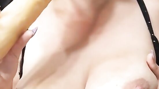 между сисек