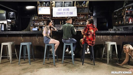 Случайная встреча с бывшей лесби