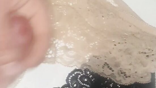 Нашел трусики мамы друга  и кончил на них