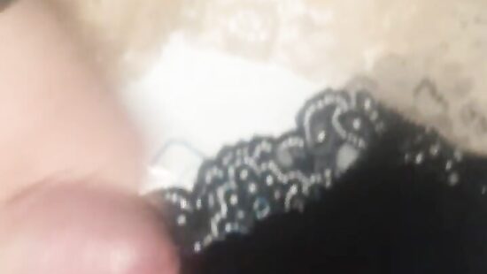 Нашел трусики мамы друга  и кончил на них